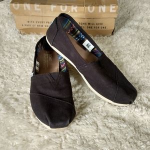 Toms classic black shoes size 8 women's - used